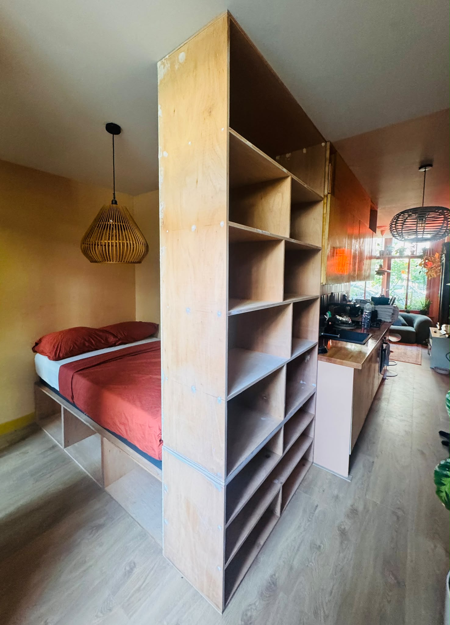 Bed met kastruimte